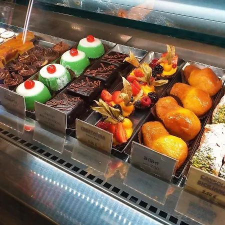 Attico Di Via D'azeglio 住宿加早餐酒店 4*